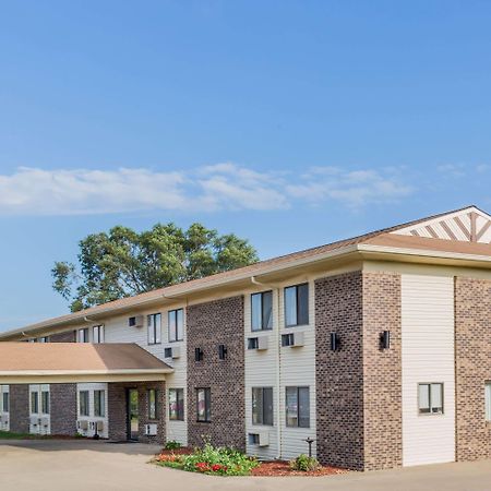 Super 8 By Wyndham Madison Hotel Exterior foto