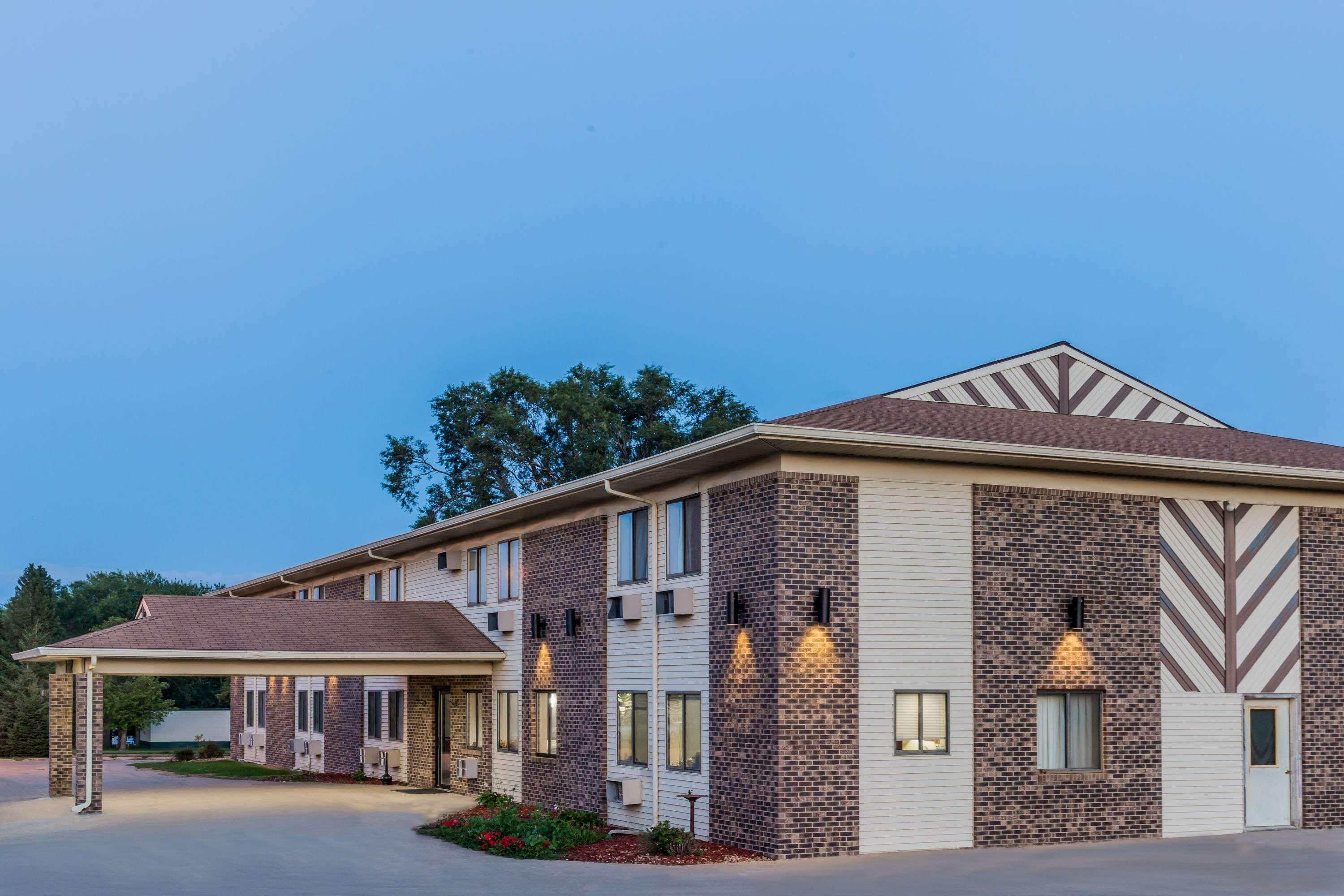 Super 8 By Wyndham Madison Hotel Exterior foto